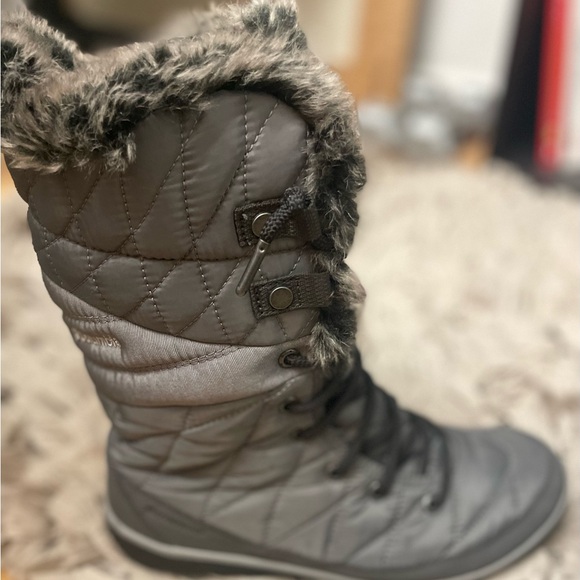 Great winter waterproof boot includes a soft faux fur collar and tongue lining. - Picture 5 of 6